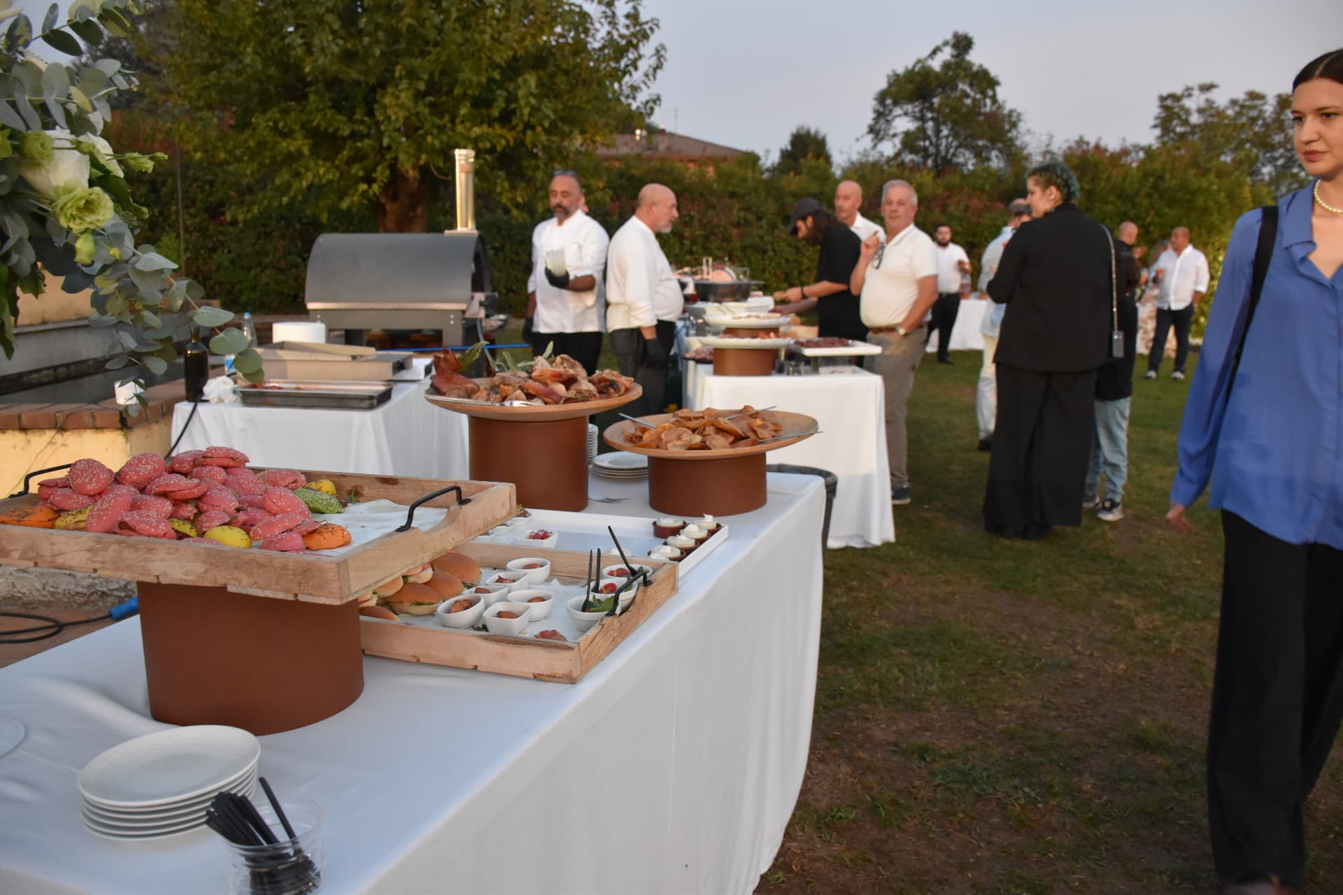 Buffet apparecchiato in giardino la sera