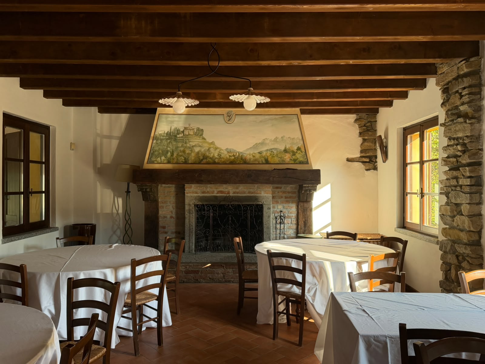 Sala del ristorante con camino e travi in legno