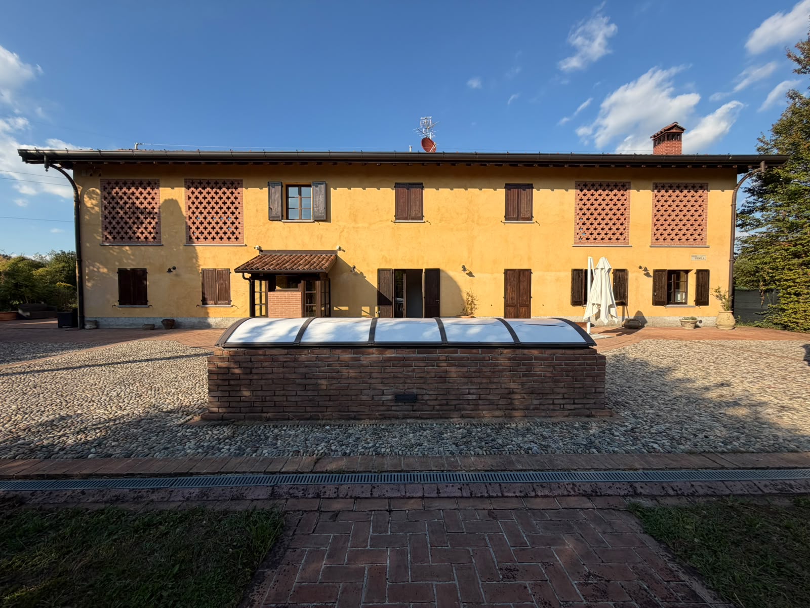 Facciata della cascina dalla corte