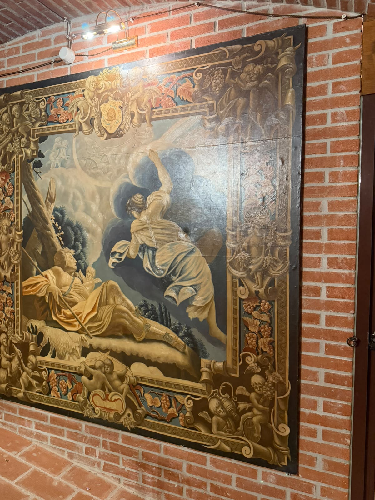 Antico arazzo nella sala del ristorante