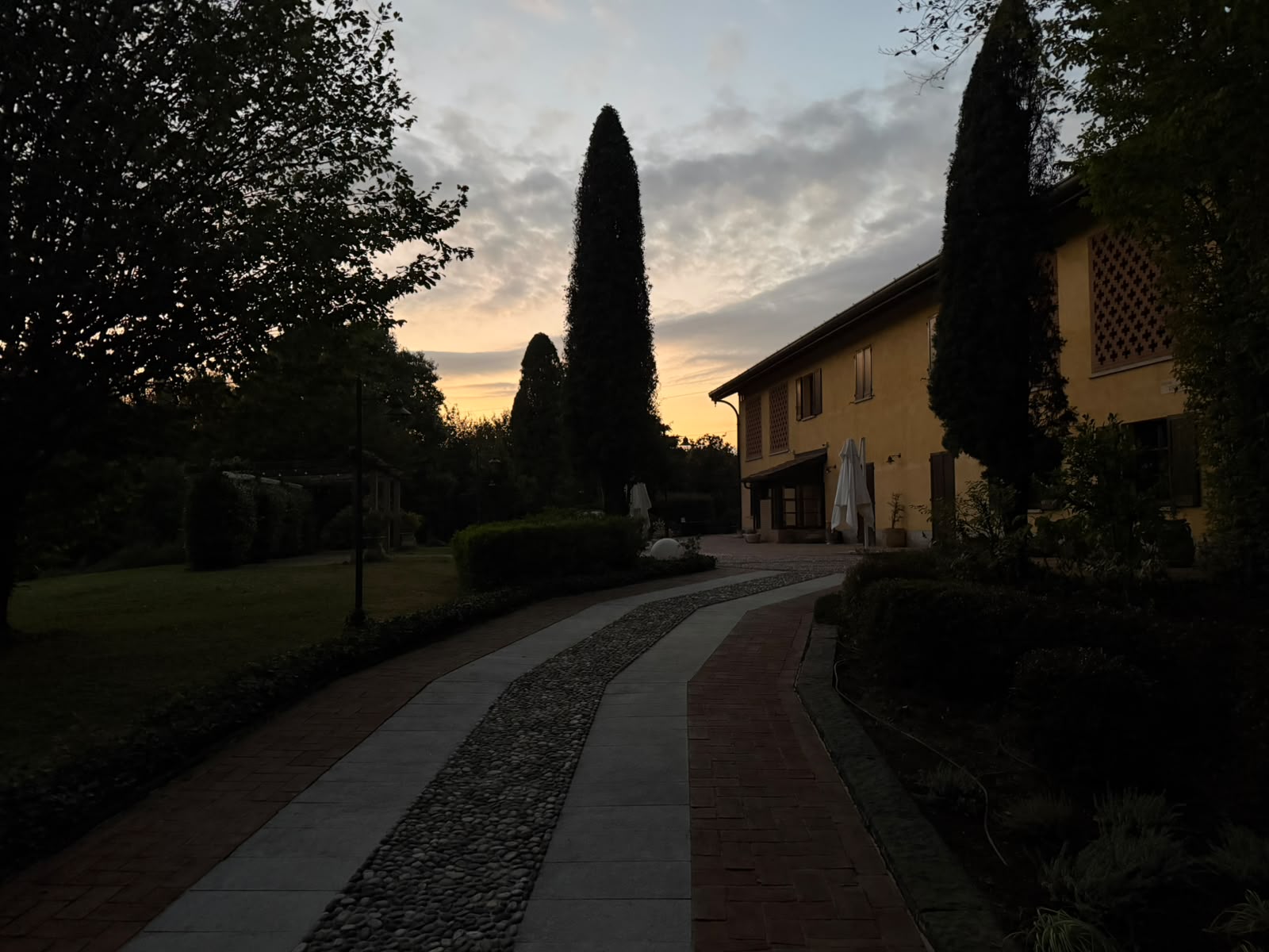 Vialetto della cascina al tramonto