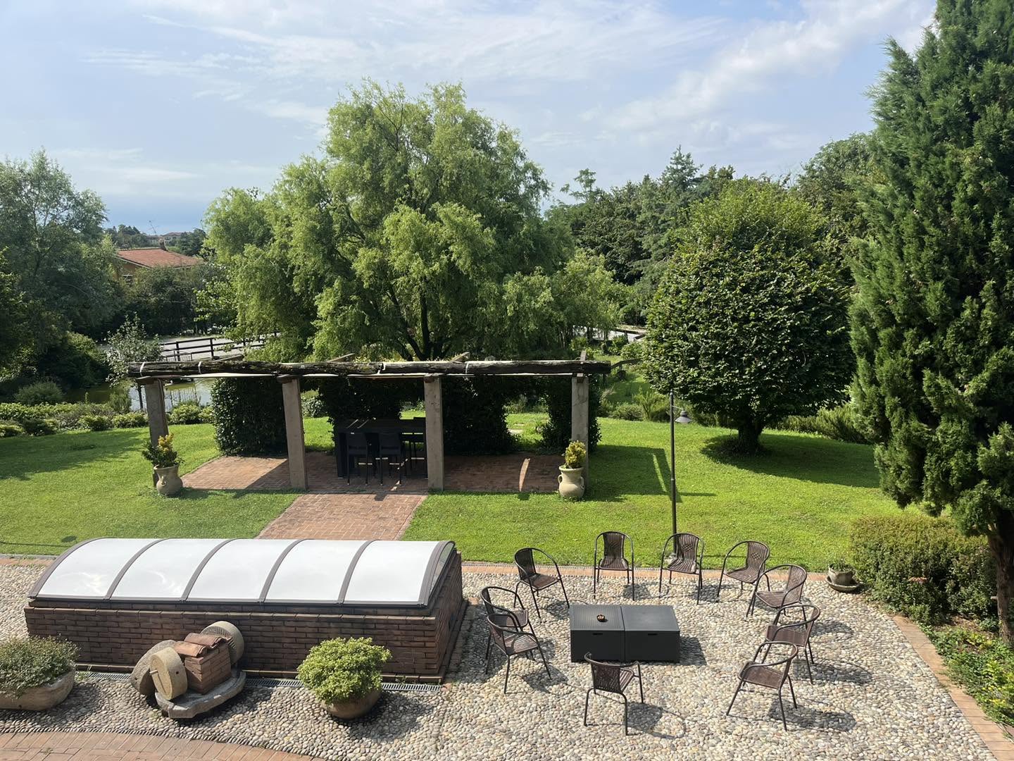 Giardino con pergolato