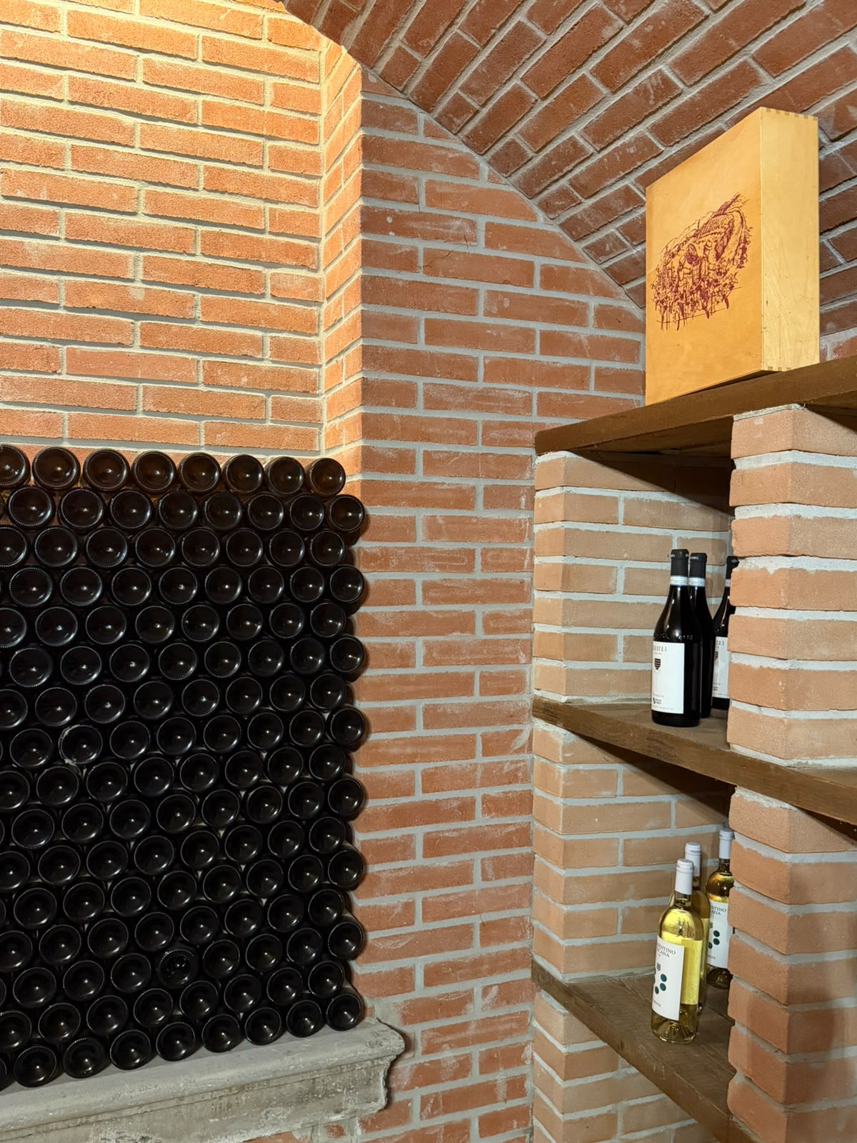 La cantina con parete di bottiglie