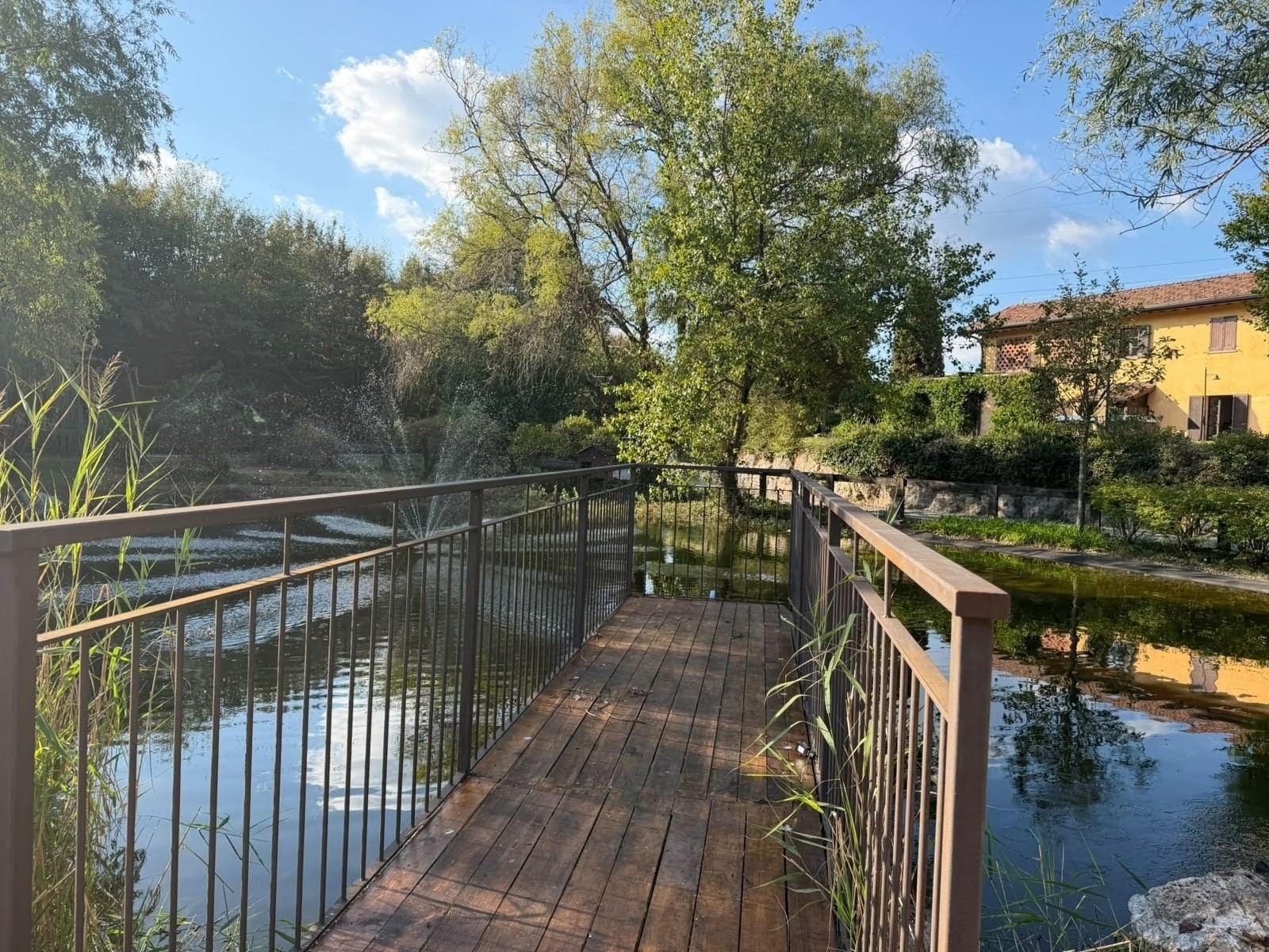 Ponte sul laghetto della cascina