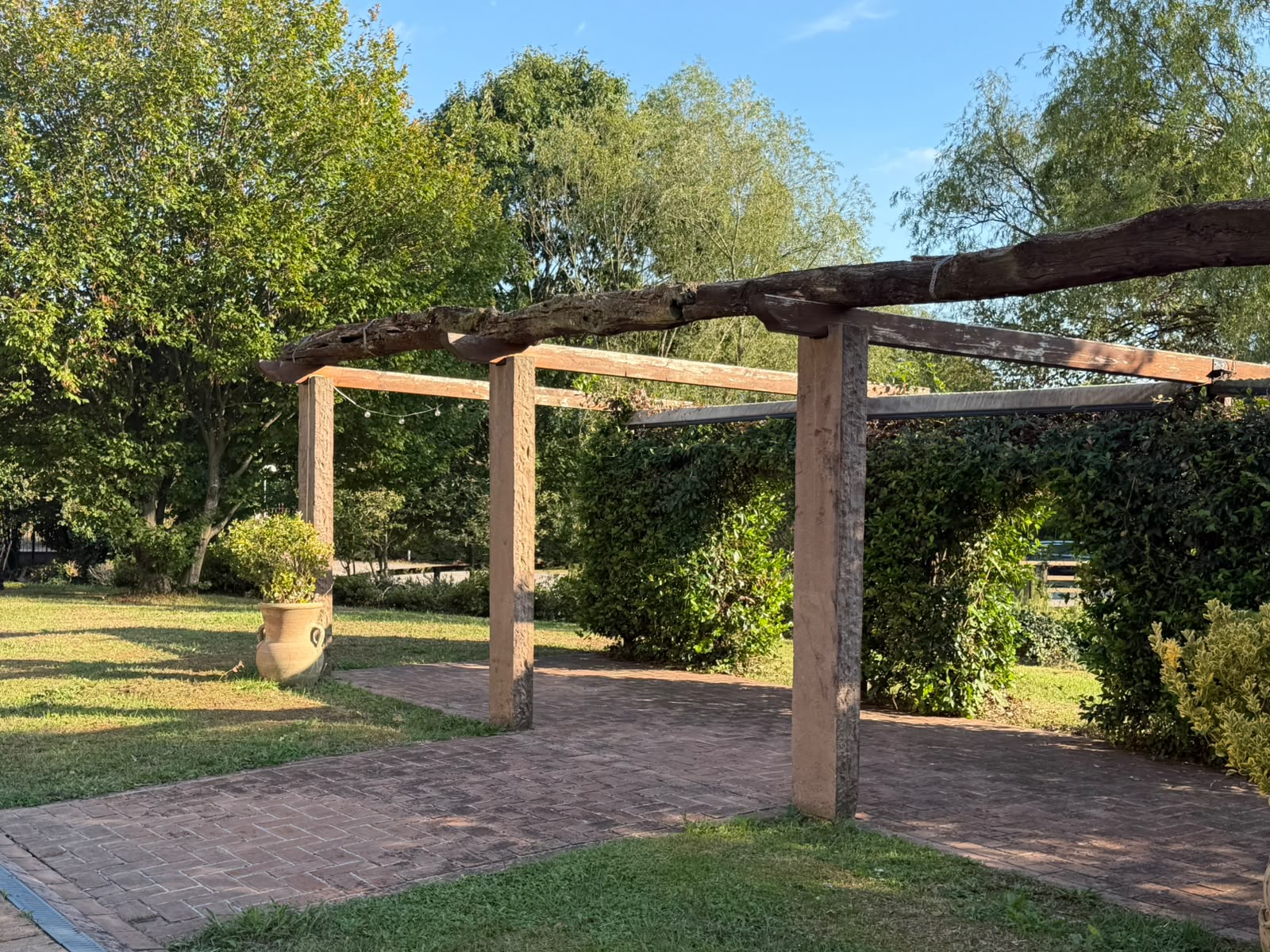 Pergolato nel giardino