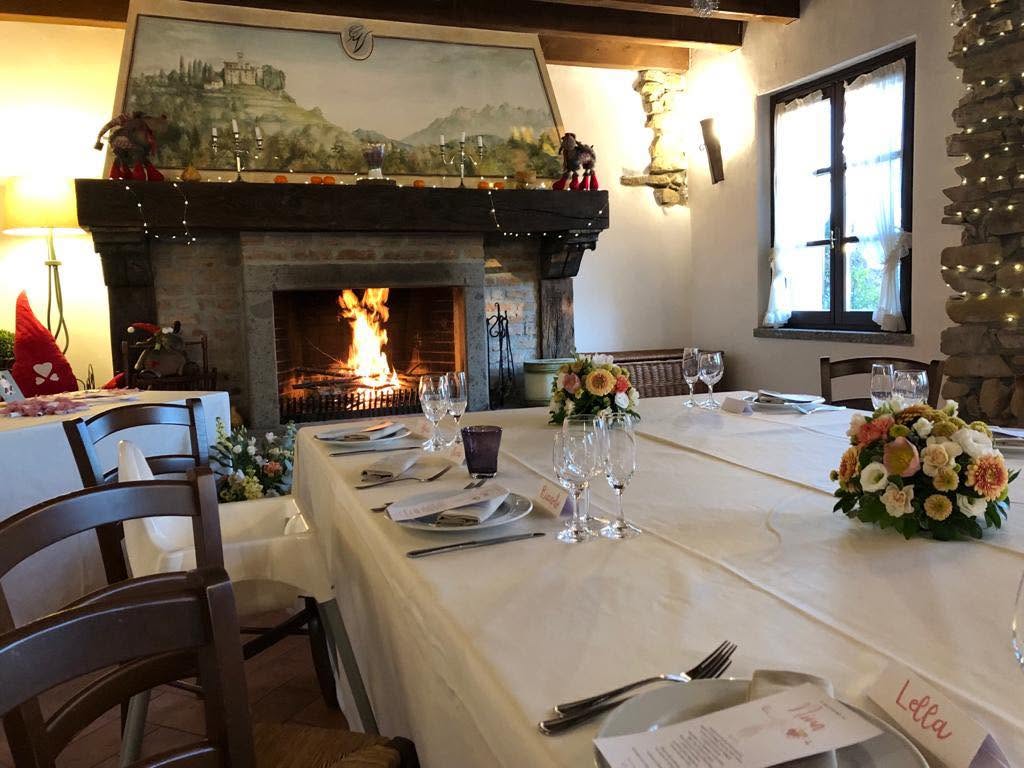 Sala Camino apparecchiata