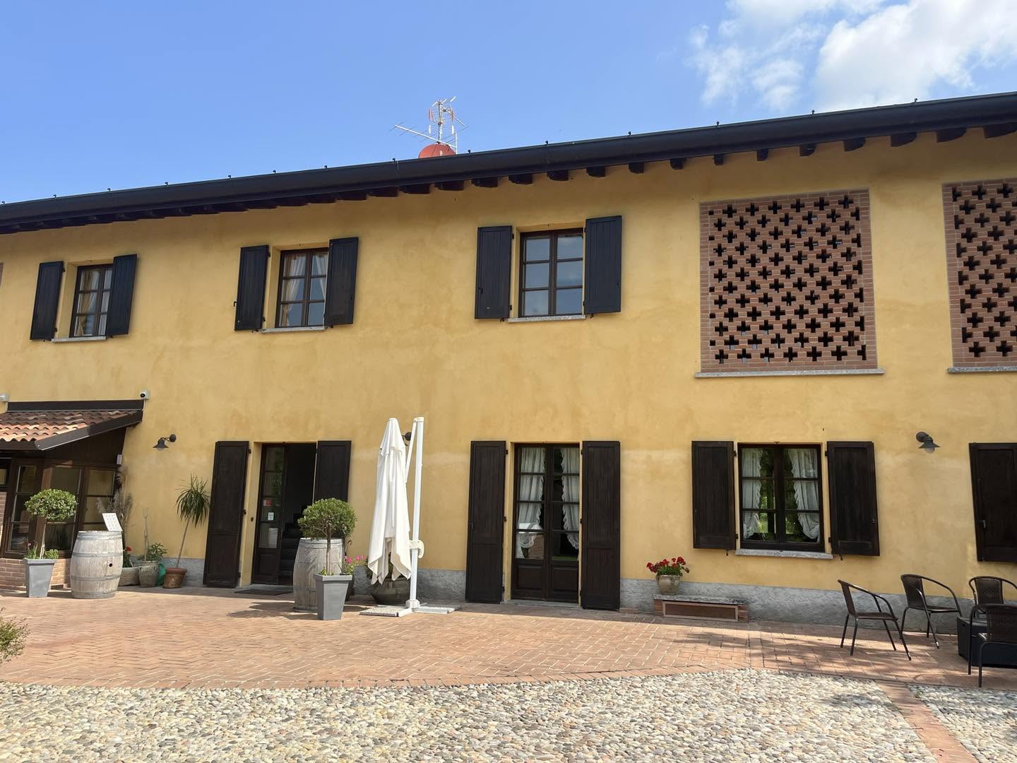 Facciata della cascina con corte