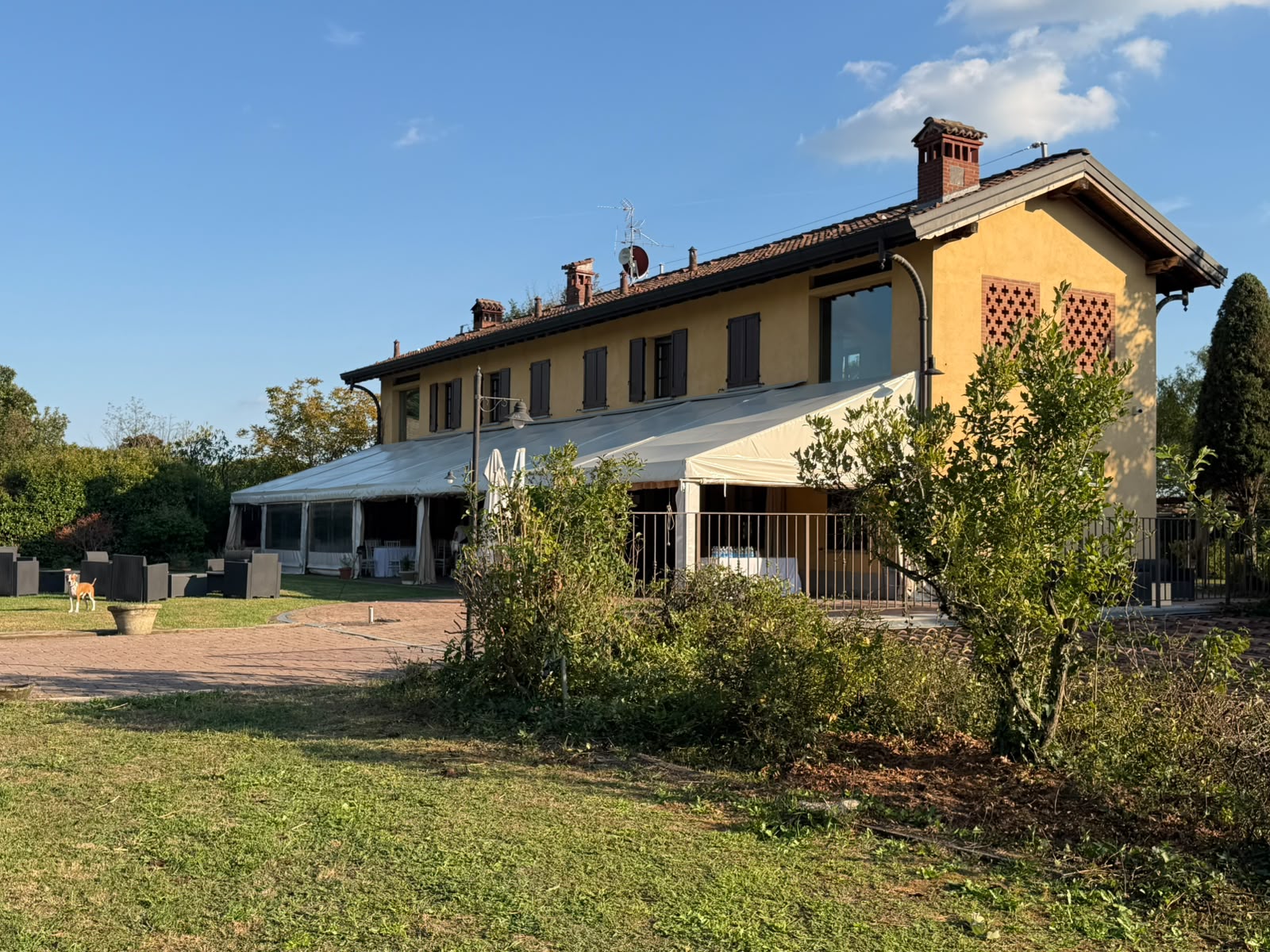 Tensostruttura laterale della cascina allestita per un evento