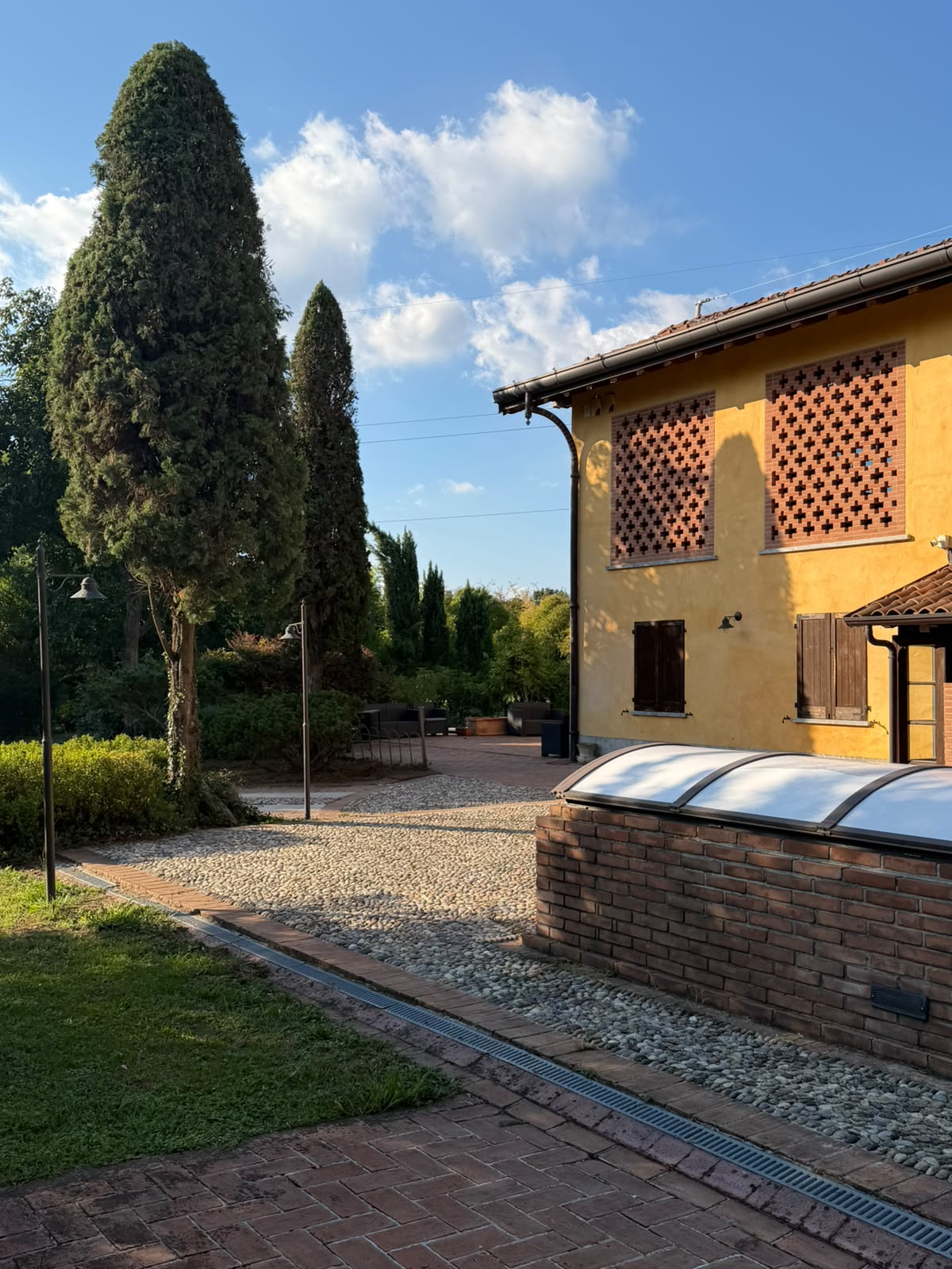 Corte accanto alla facciata gialla