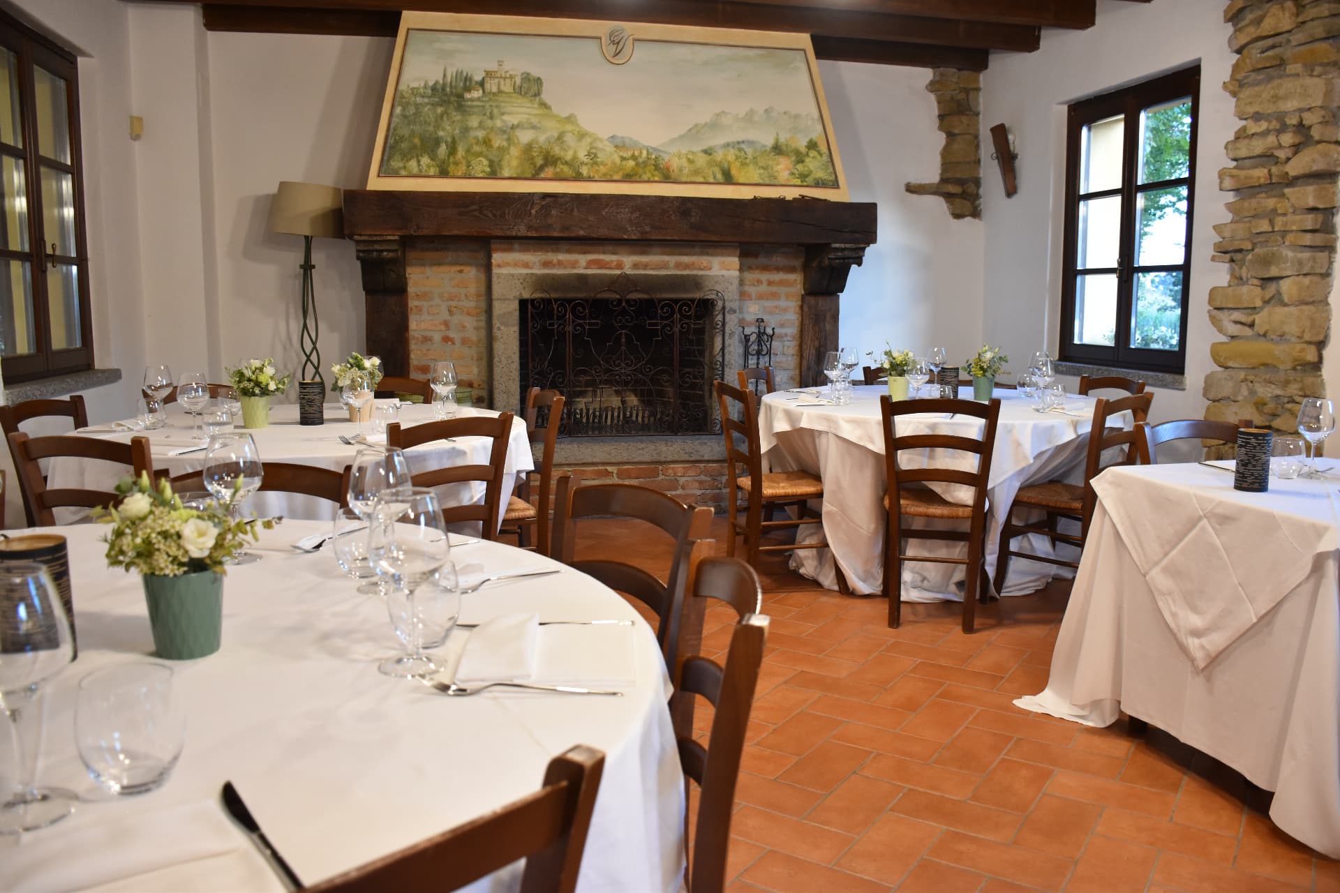 Sala Camino apparecchiata per il pranzo