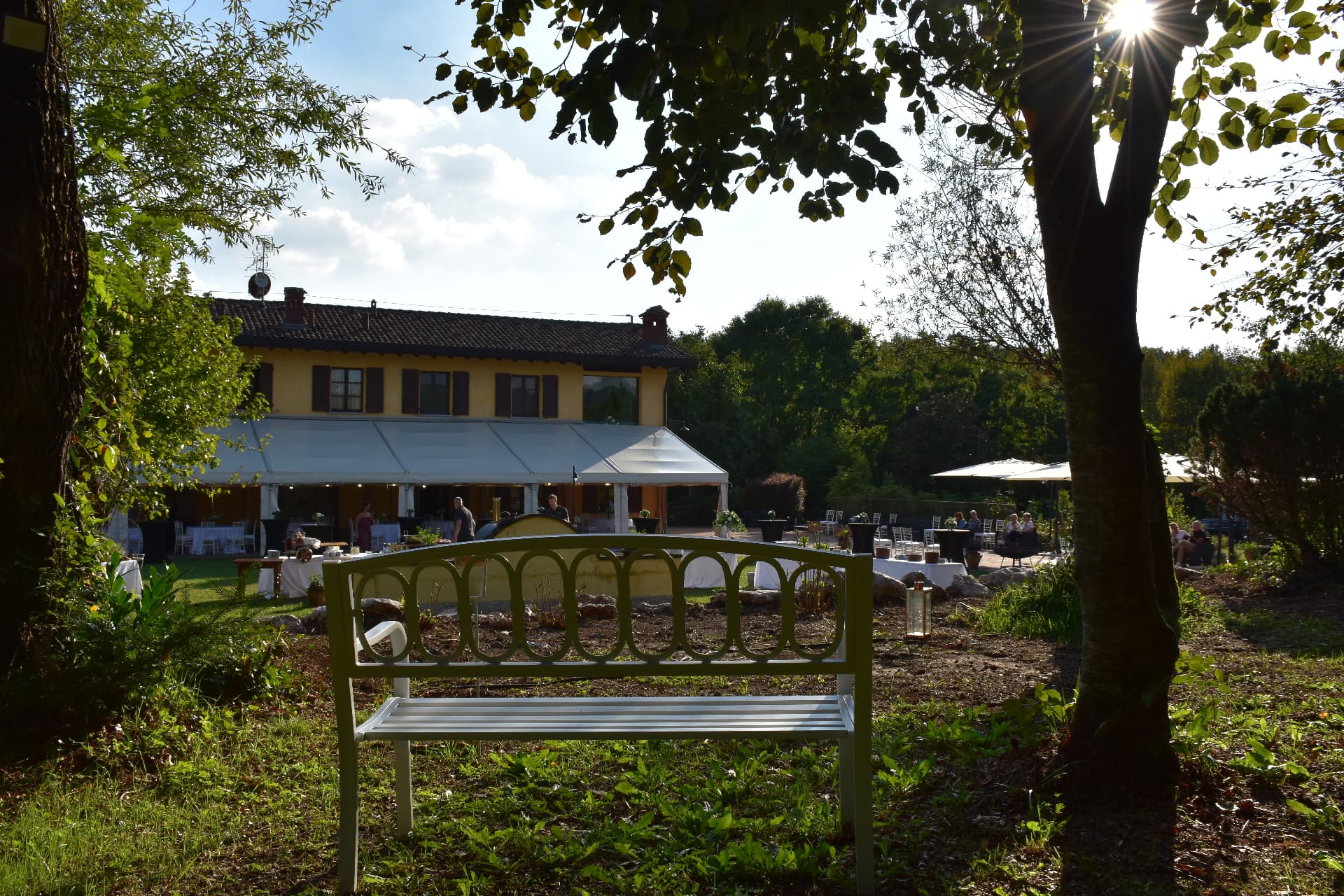 Panchina nel giardino con vista sulla tensostruttura