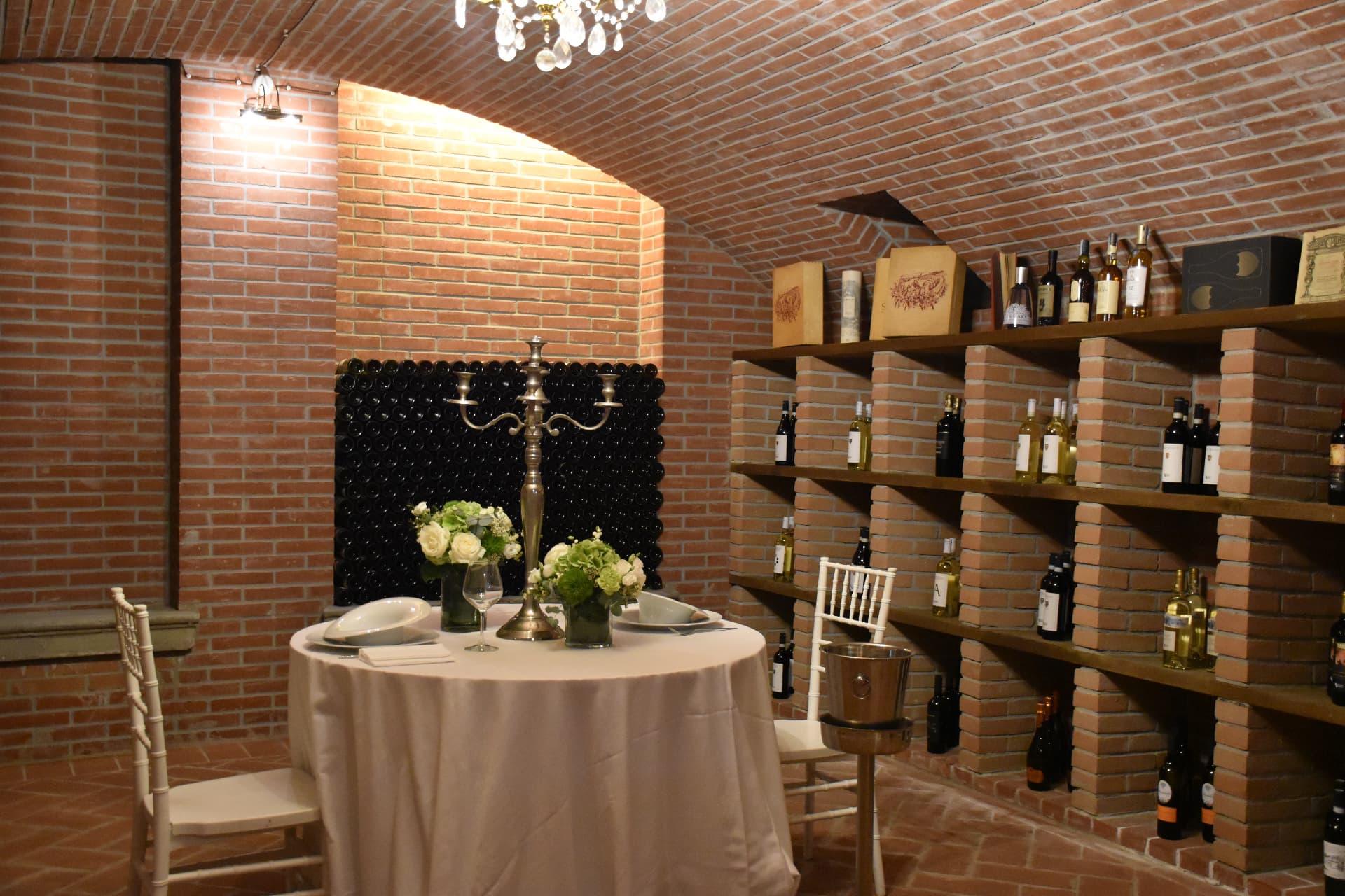 Tavolo apparecchiato nella cantina in mattoni