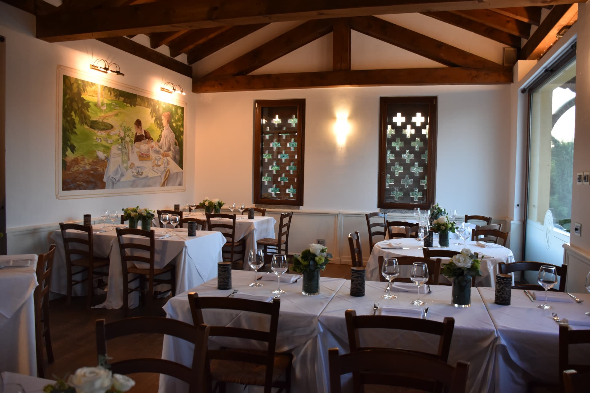 Sala affrescata con tavoli imbanditi